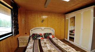 Гостиница Kamchatskiy Stil Hostel Елизово Двухместный номер с 1 кроватью и общей ванной комнатой-1